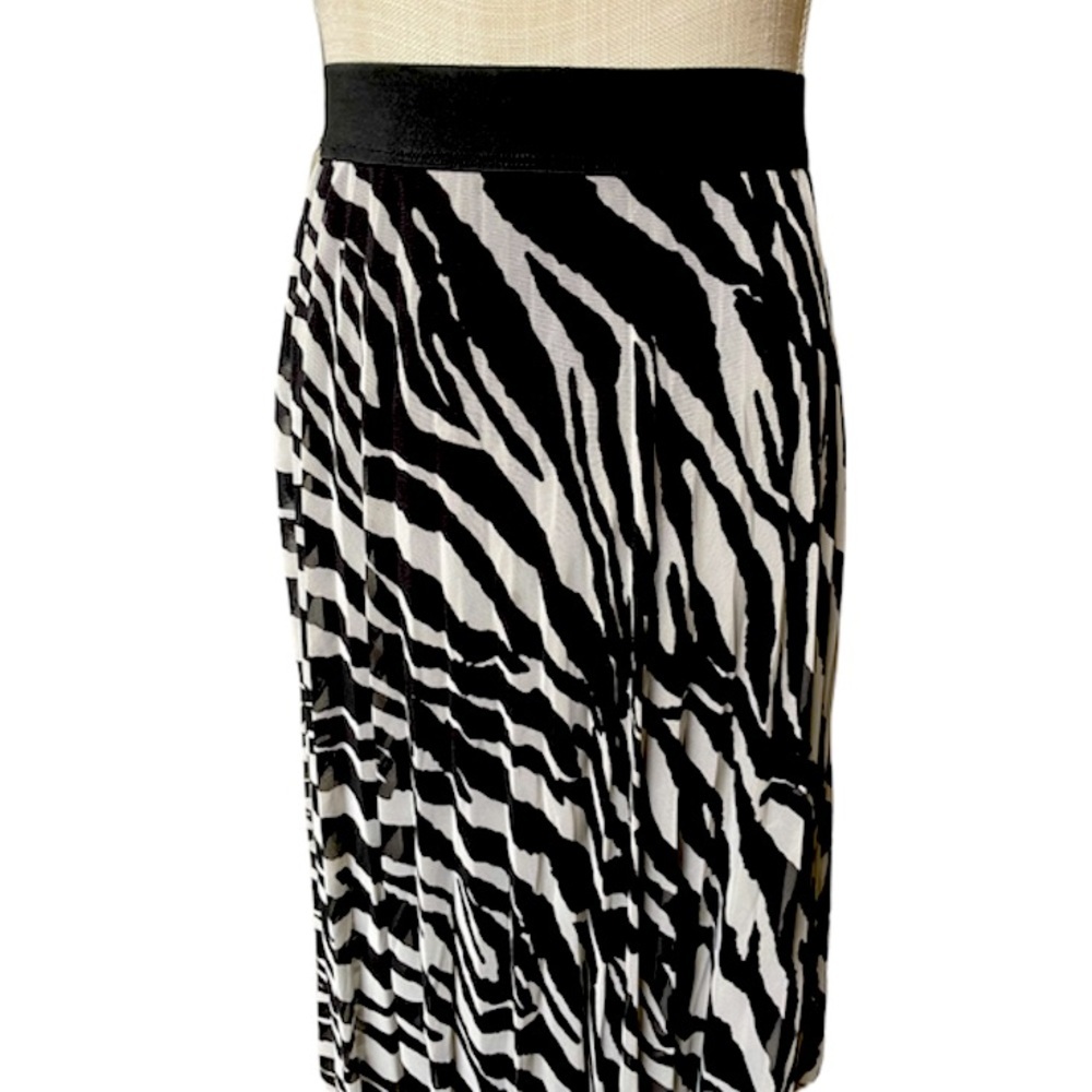 KNOW • ONE • CARES Skirt